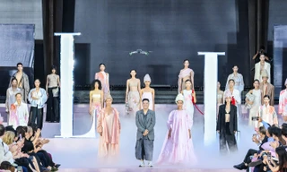 Dulux nhuộm hồng không gian trình diễn của ELLE Fashion Show 2023 bằng Màu của Năm - Hồng Khói Ấm