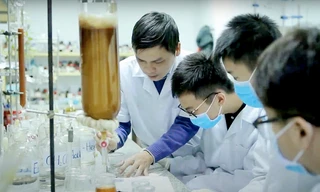 Tại phòng thí nghiệm của Viện Hóa sinh biển – Viện Hàn lâm Khoa học và Công nghệ Việt Nam, Tiến sĩ Lê Nguyễn Thành hướng dẫn nhóm Tử Minh thực hiện dự án về keo ong dú