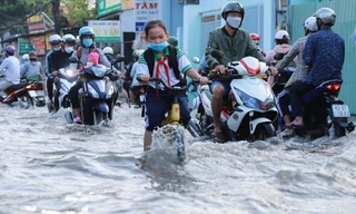 Người dân TPHCM chật vật đến nơi làm việc vì triều cường dâng cao