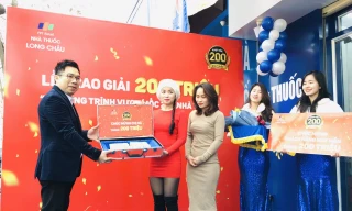 Vượt mốc 200 nhà thuốc, FPT Long Châu trao 200 triệu đồng cho khách hàng may mắn