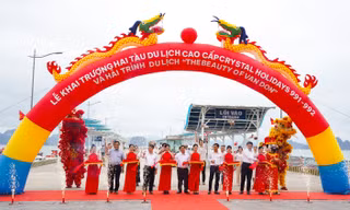 Quảng Ninh có thêm đội tàu du lịch cao cấp phục vụ khách tham quan Vịnh Bái Tử Long