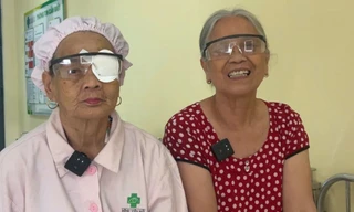 Hành trình hồi sinh đôi mắt của hai cụ bà U80 và U90 ở tuổi xế chiều
