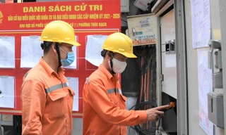 Nhân viên EVN kiểm tra việc chuẩn bị cấp điện đảm bảo bầu cử