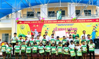 Japfa trao 300 phần quà hỗ trợ học sinh đến trường