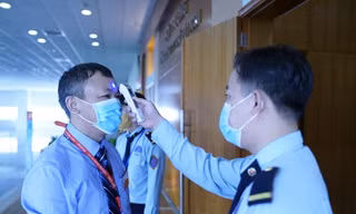 Thực hiện đo nhiệt độ các đại biểu trước khi dự họp, phòng chống dịch bệnh