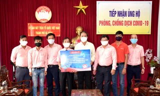 Đại diện Điện Quang trao tặng 100 bộ đèn diệt khuẩn cho UBND TP Đà Nẵng