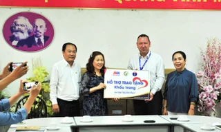 Ông Bruno Jousselin, Tổng giám đốc Điều hành Công ty MM Mega Market Việt Nam trao tặng khẩu trang cho Bệnh viện Nhi đồng 1