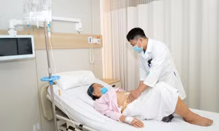 Giành giật sự sống cho cụ bà 84 tuổi bị tắc túi mật vì 30 viên sỏi lớn