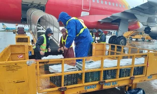 Vượt khó khăn, Vietjet chuyển hàng cứu trợ đến đồng bào lũ lụt