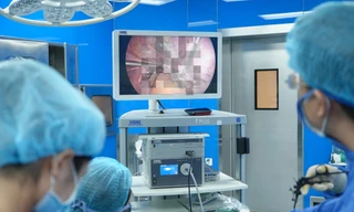 Đi khám dạ dày, bé gái 13 tuổi vô tình phát hiện u nang buồng trứng