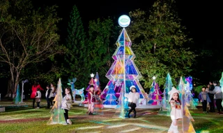 Bầu trời khác lạ trong mắt thế giới trẻ thơ khi đến với “Khu rừng pha lê” cách hồ Hoàn Kiếm 14km