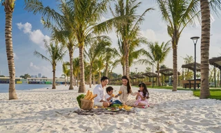 Cư dân tại Ruby chỉ mất vài bước chân di chuyển tới hồ trải cát trắng