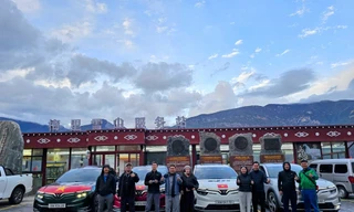 VinFast VF 8 chinh phục núi cao 4.666 mét, vượt qua mưa tuyết trên hành trình đến Tây Tạng