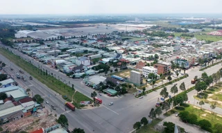 Một góc thị xã Bến Cát nhìn từ trên cao với các khu công nghiệp và phố thị sầm uất.