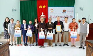 Hiệp Hội Nước mắm Việt Nam trao quà Tết 40 gia đình khó khăn 