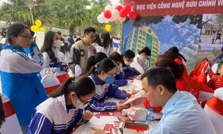 Hàng nghìn học sinh tham dự chương trình Tư vấn tuyển sinh – hướng nghiệp năm 2023 tại Thanh Hoá