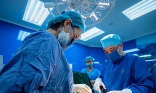 Phẫu thuật nội soi loại bỏ khối u xơ tử cung lớn chỉ với 3 lỗ siêu nhỏ trên bụng