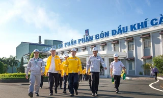 Đồng chí Trần Quốc Vượng thăm cụm công nghiệp Khí Điện Đạm Cà Mau