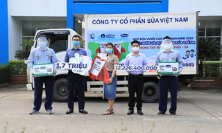 Nhân viên Vinamilk tại nhà máy sữa Nghệ An và các đơn vị, chi nhánh của Vinamilk trên cả nước mong rằng những ly sữa bổ dưỡng sẽ giúp tăng cường sức đề kháng, góp phần bảo vệ các em nhỏ có hoàn cảnh khó khăn trong mùa dịch một cách hữu hiệu.