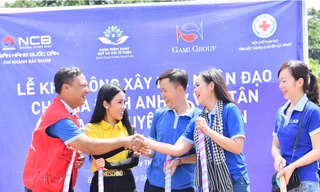 Nữ Doanh Nhân Vũ Phương Thuý ( áo vàng ) cùng quỹ hành trình xanh tham gia lễ khởi công xây nhà nhân đạo cho anh Lý Văn Tân