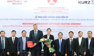 Trao chứng nhận đầu tư cho Tập đoàn KURZ tại KCN Becamex Vsip Bình Định