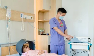 Cô gái bị điếc đột ngột sau khi cảm lạnh, bác sĩ cảnh báo nguy hiểm từ thói quen của nhiều bạn trẻ