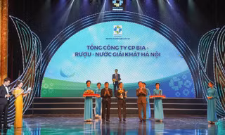Ông Ngô Quế Lâm - Tổng Giám đốc HABECO nhận biểu trưng và hoa kỷ niệm tại Lễ công bố các doanh nghiệp có sản phẩm đạt Thương hiệu Quốc gia năm 2020