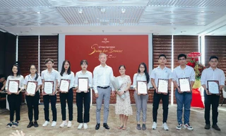 Ông Steven Chu – Tổng giám đốc tập đoàn Nam Long trao học bổng “Swing For Dreams” cho các bạn sinh viên Đai học Bách Khoa TP.HCM