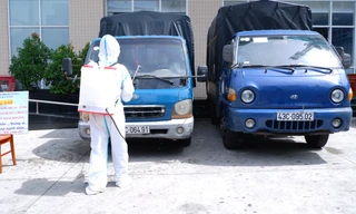 Xe chở hàng cùng hàng hỗ trợ của Unilever được Bệnh viện Đà Nẵng khử trùng trước khi trao tặng cho Bệnh viện Đà Nẵng. Ảnh: K.Q