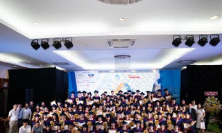 Anh văn Hội Việt Mỹ VUS trao tặng học bổng tiếng Anh toàn phần cho 85 Tân Thủ Khoa 