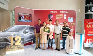 Anh Hà Mạnh Tân cùng gia đình đi nhận xe ô tô từ thương hiệu cao cấp Daikiosan, Makano