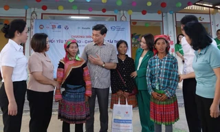 Manulife trao quà hỗ trợ cuộc sống bà con vùng cao sau thiên tai