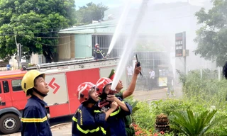 Diễn tập chữa cháy quán karaoke ở phố núi Pleiku