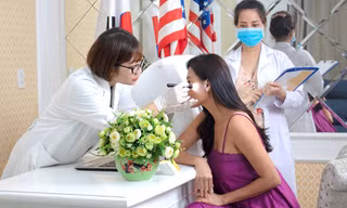 Diễn viên Thúy Diễm soi khám da trước điều trị
