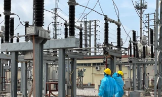 Thợ điện trong tâm dịch COVID-19