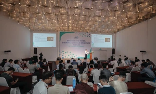 Bác sĩ Nguỹen Ngọc Bá – Chuyên gia lâu năm về da liễu – dị ứng tại Việt Nam trình bày tại hội thảo