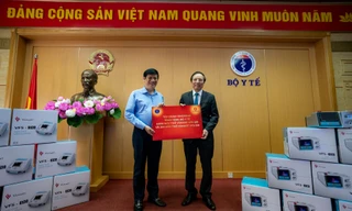 GS Đỗ Tất Cường, Phó Tổng Giám đốc Hệ thống Y tế Vinmec, đại diện Tập đoàn Vingroup trao tặng máy thở cho quyền Bộ trưởng Bộ Y tế Nguyễn Thanh Long.