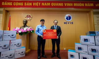 GS Đỗ Tất Cường, Phó Tổng Giám đốc Hệ thống Y tế Vinmec, đại diện Tập đoàn Vingroup trao tặng máy thở cho quyền Bộ trưởng Bộ Y tế Nguyễn Thanh Long.