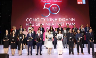 Ông Đỗ Thanh Tuấn – Giám đốc Đối ngoại Công ty Vinamilk (hàng đầu, thứ 5 từ trái sang) – tại Lễ vinh danh “Top 50 công ty kinh doanh hiệu quả nhất Việt Nam”