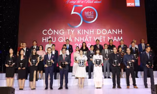 Ông Đỗ Thanh Tuấn – Giám đốc Đối ngoại Công ty Vinamilk (hàng đầu, thứ 5 từ trái sang) – tại Lễ vinh danh “Top 50 công ty kinh doanh hiệu quả nhất Việt Nam”