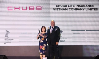 Phó Tổng Giám đốc Chubb Life Việt Nam – Bà Mai Thị Thanh Vân nhận giải thưởng từ Ban Tổ chức