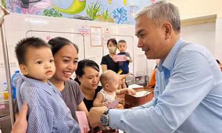 Lãnh đạo TKV thăm, tặng quà các bệnh nhi khó khăn nhân dịp Tết thiếu nhi