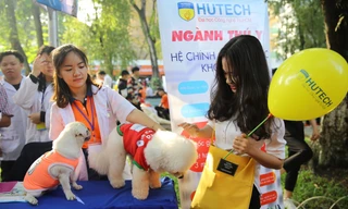 Học sinh THPT tham quan tìm hiểu thông tin tại gian hàng ngành Thú y của HUTECH