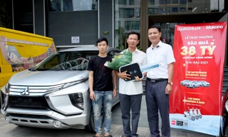 Đại diện công ty Đại Việt (áo trắng bên phải) trao ô tô cho anh Phát (ở giữa)