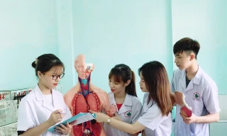 SV trường CĐ Y Dược Tuệ Tĩnh Hà Nội trong giờ thực hành