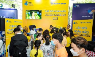 Nam A Bank - Khách hàng hào hứng với thanh toán “một chạm” tại sự kiện “Ngày không tiền mặt”