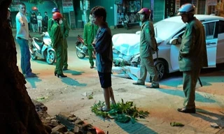 Đắk Lắk: Kinh hoàng xe con tông thẳng vào nhóm người trên vỉa hè