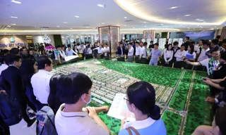 Khách hàng tham quan sa bàn phối cảnh dự án