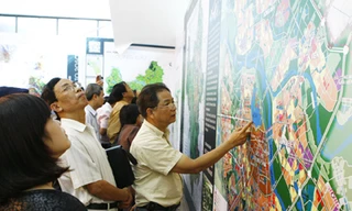 Người dân xem triển lãm quy hoạch Hà Nội mở rộng năm 2010 Ảnh: Hồng Vĩnh
