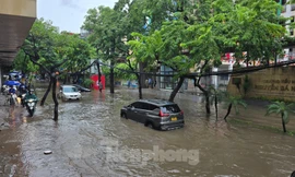 Xe chết máy vì mưa ngập, gần trưa phụ huynh vẫn loay hoay tìm cách đưa con tới trường 
